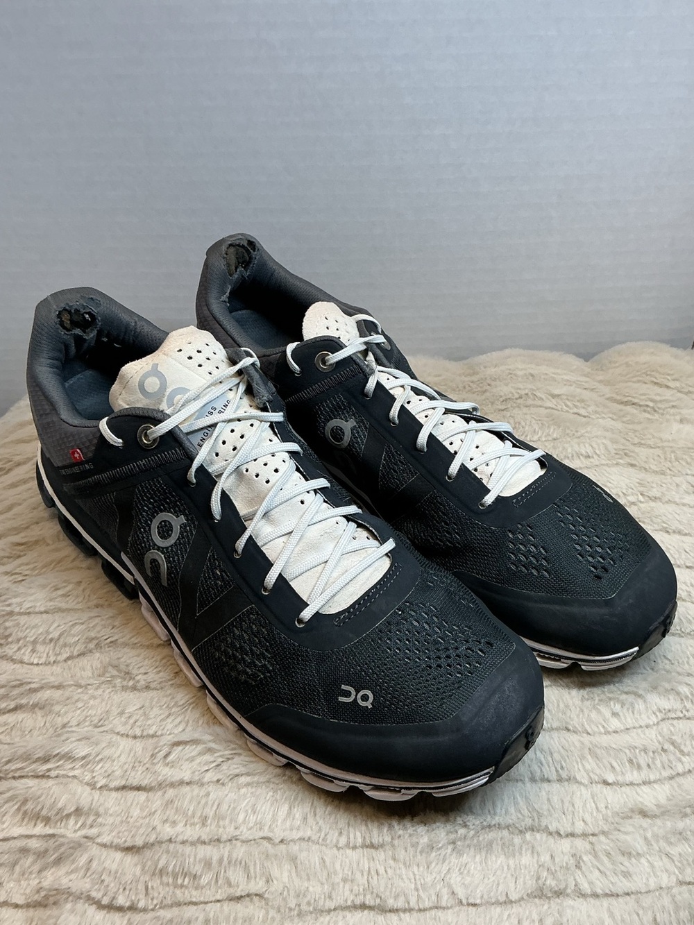 On Cloudflow Women’s 9.5 Running Shoes in Black / Asphalt / Grey White Accents